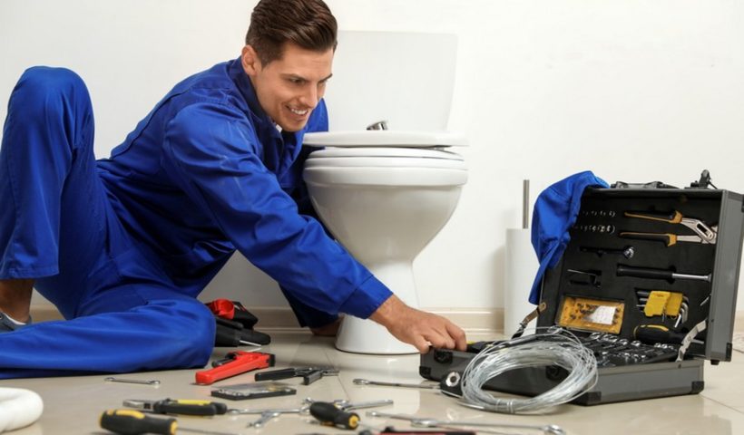 Pourquoi un plombier au Cannet (06) peut résoudre les fuites d'eau plus rapidement que vous ?